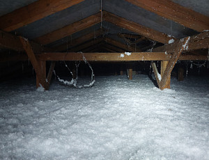 Zateplení stropu objektu občanské vybavenosti foukanou izolací